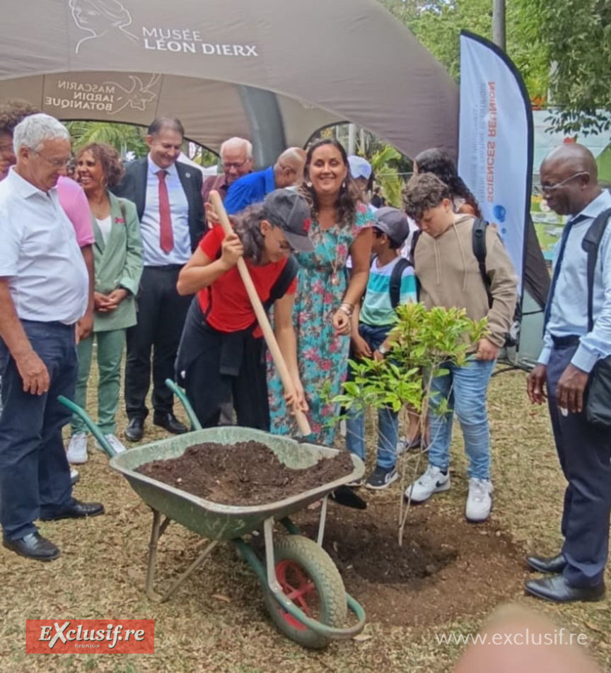 Le Département inaugure 3 bustes de botanistes au Jardin de l’Etat
