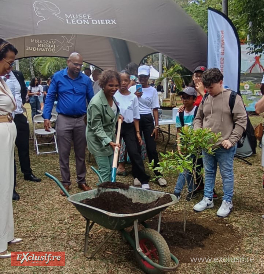 Le Département inaugure 3 bustes de botanistes au Jardin de l’Etat
