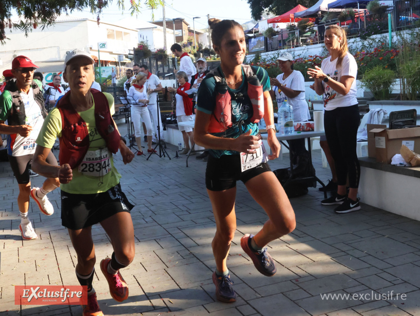 Isabelle Lamy et Victoria Devouges mènent le bal devant l'hôtel de ville Isabelle Lamy et Victoria Devouges mènent le bal devant l'hôtel de ville