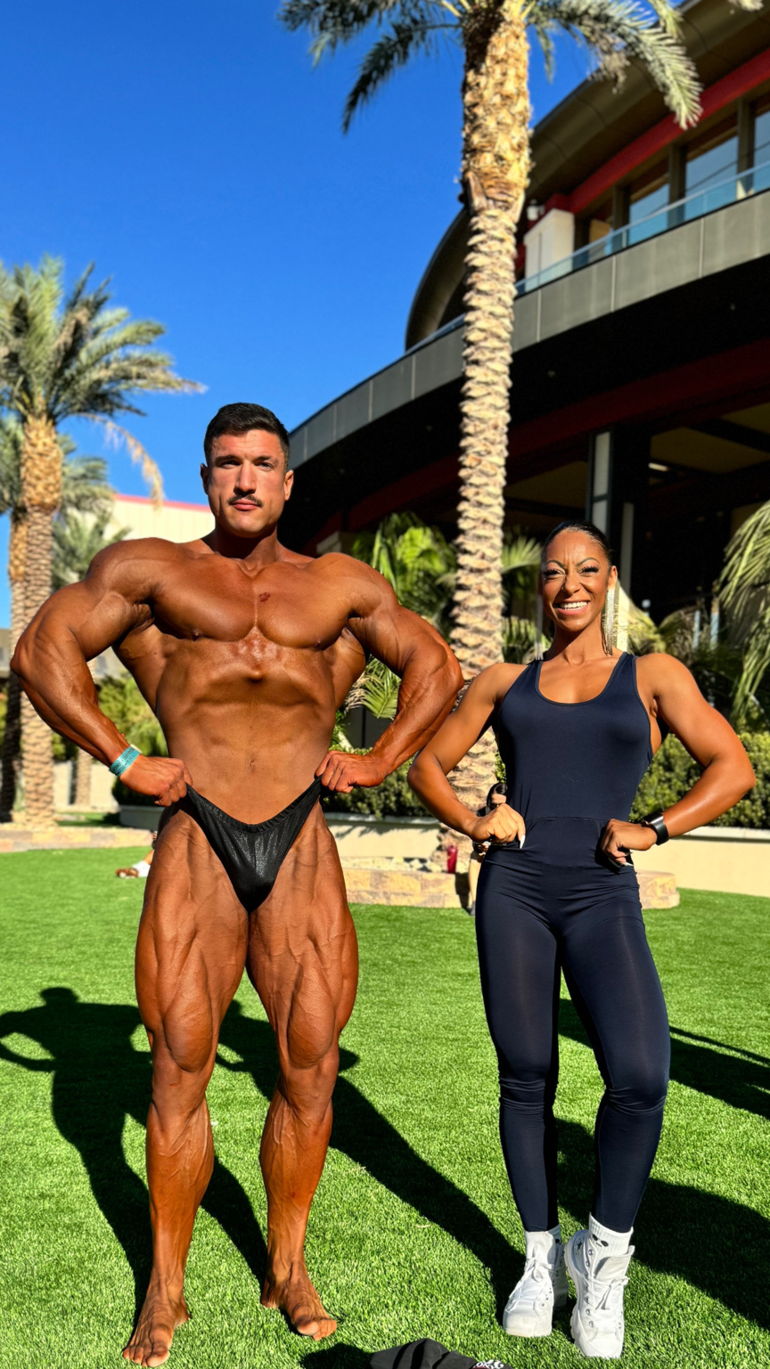 On aime ou pas... il montre ses muscles On aime ou pas... il montre ses muscles