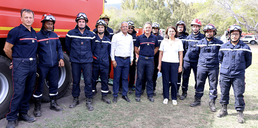 Les personnalités présentes avec ls hommes du SDIS 974 Les personnalités présentes avec ls hommes du SDIS 974