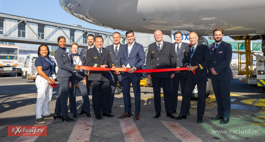 La traditionnelle coupure de ruban sur le tarmac de l'arrivée à l'aéroport Roland Garros La traditionnelle coupure de ruban sur le tarmac de l'arrivée à l'aéroport Roland Garros