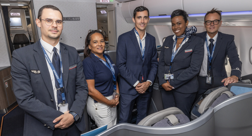 Ludovic Payet, Céline Spielmann, Chargée Partenariat & Marketing Océan Indien, Jules Perreau, directeur régional Océan Indien, Eugénie Vadivelou, Personnel Navigant Commercial, et Christophe Vrancken, Superviseur base Personnel Navigant Réunion Ludovic Payet, Céline Spielmann, Chargée Partenariat & Marketing Océan Indien, Jules Perreau, directeur régional Océan Indien, Eugénie Vadivelou, Personnel Navigant Commercial, et Christophe Vrancken, Superviseur base Personnel Navigant Réunion