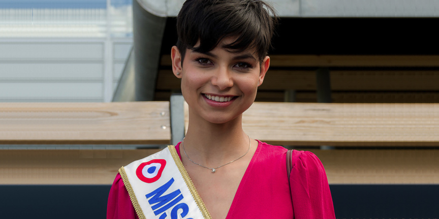 Eve Gilles, Miss France 2024, révèle souffrir d'une maladie rare Eve Gilles, Miss France 2024, révèle souffrir d'une maladie rare