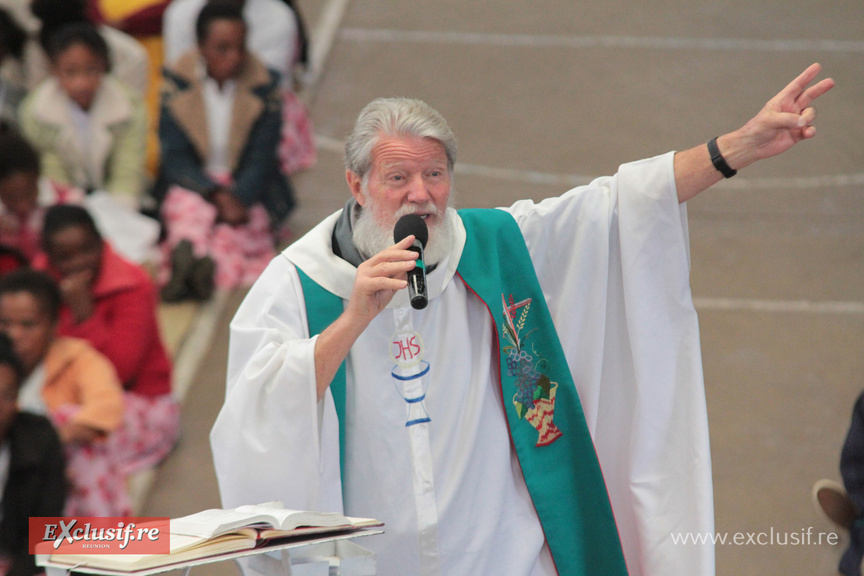 Le Père Pédro. Un «V» de la victoire pour croire encore davantage en l'avenir d'Akamasoa Le Père Pédro. Un «V» de la victoire pour croire encore davantage en l'avenir d'Akamasoa