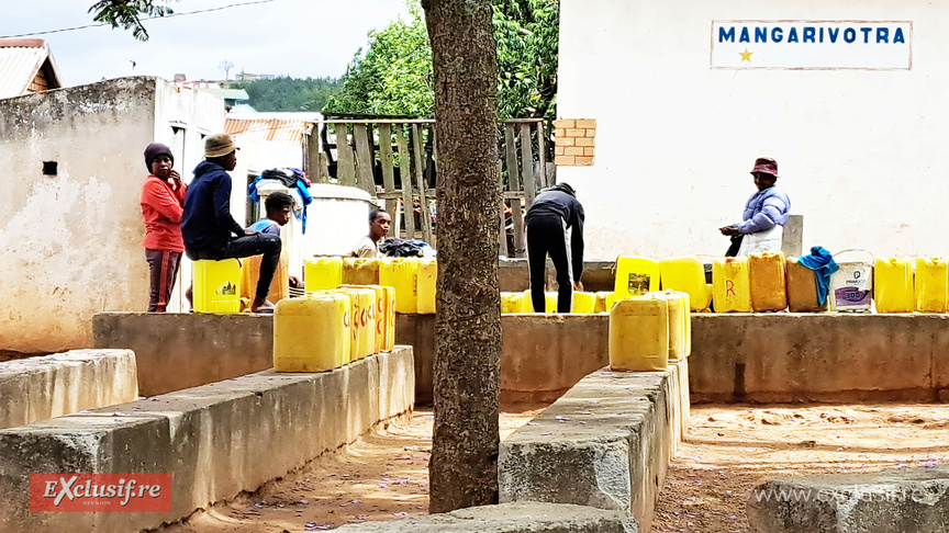 La tâche quotidienne de l'approvisionnement en eau La tâche quotidienne de l'approvisionnement en eau