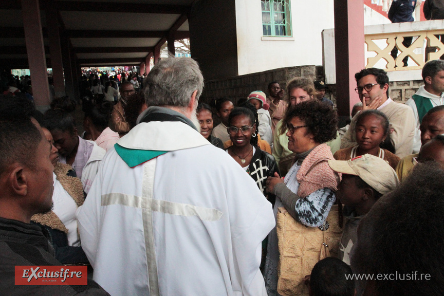 A la sortie de la messe, le Père Pédro salue les fidèles A la sortie de la messe, le Père Pédro salue les fidèles