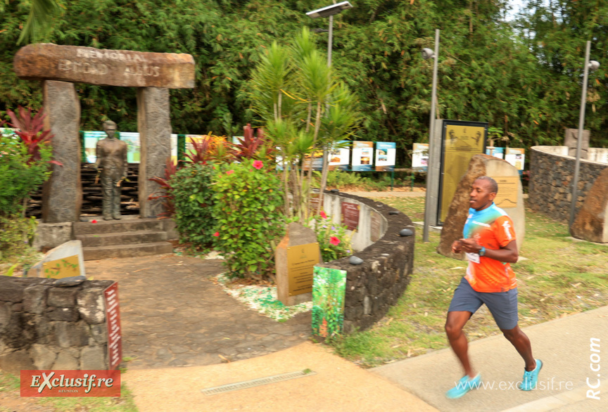 Passage devant la statue d'Emond Albius Passage devant la statue d'Emond Albius