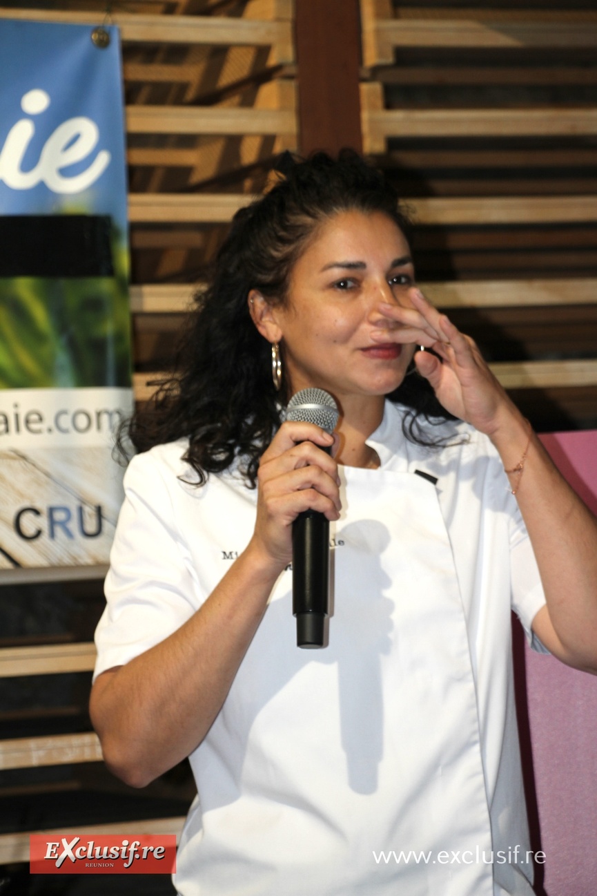 Elle était très émue au moment de recevoir sa récompense Elle était très émue au moment de recevoir sa récompense