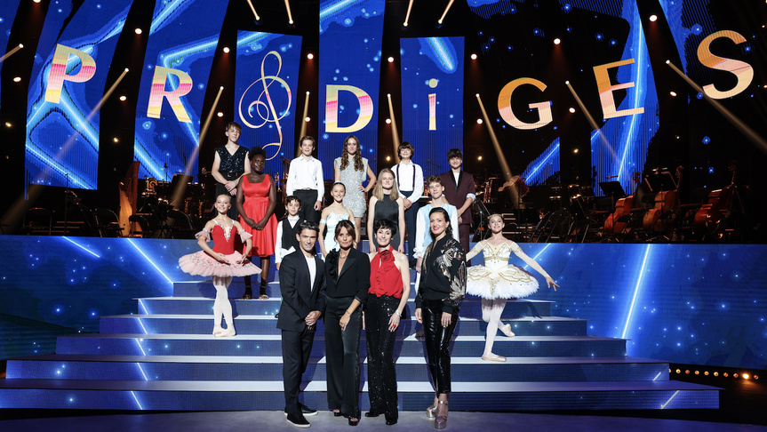 Le jury et les 12 talents -dont Orléonne- de la première demi-finale du 19 décembre sur France 2 Le jury et les 12 talents -dont Orléonne- de la première demi-finale du 19 décembre sur France 2