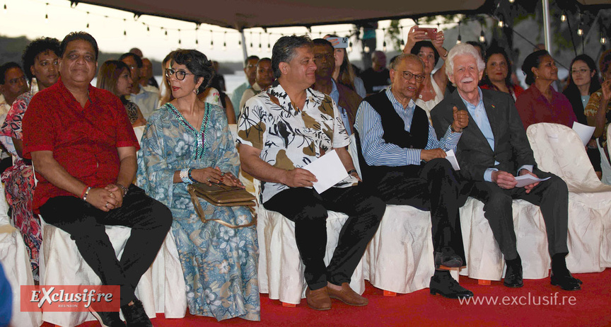 Les personnalités présentes sur le podium des officiels Les personnalités présentes sur le podium des officiels