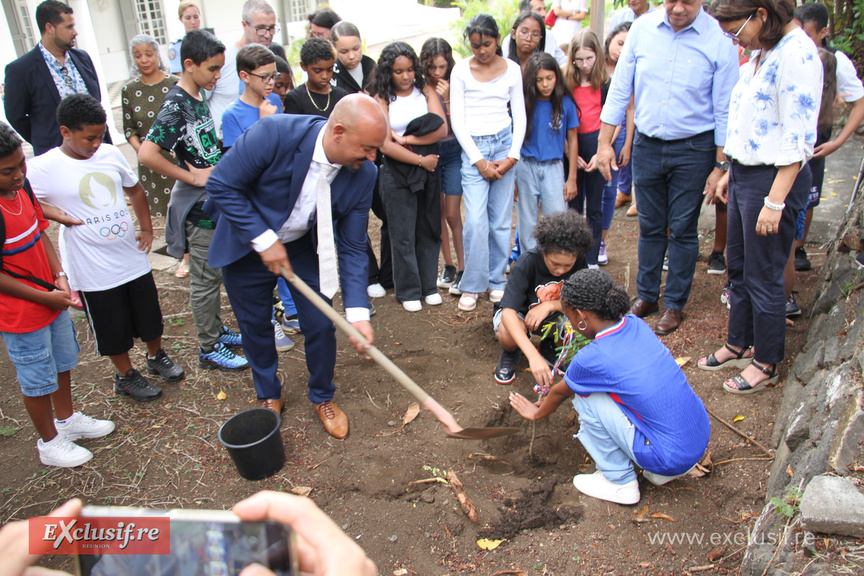 Frédéric Sautron, sous-préfet chargé de la cohésion sociale et de la jeunesse, à l'ouvrage... Frédéric Sautron, sous-préfet chargé de la cohésion sociale et de la jeunesse, à l'ouvrage...