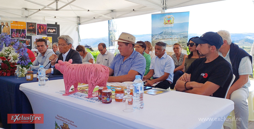 Conférence de presse de Patrice Thien Ah Koon, maire du Tampon, avec à sa gauche Jean-Philippe Smith, président du Comité d'Elevage, et Ludovic Pausé, responsable de l'EURL Piton d'Anchaing Conférence de presse de Patrice Thien Ah Koon, maire du Tampon, avec à sa gauche Jean-Philippe Smith, président du Comité d'Elevage, et Ludovic Pausé, responsable de l'EURL Piton d'Anchaing