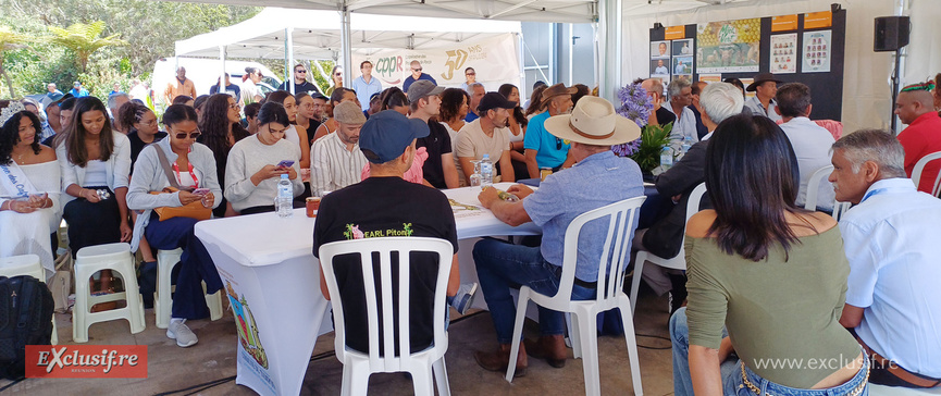 Une nombreuse assistance autour de l'équipe municipale Une nombreuse assistance autour de l'équipe municipale