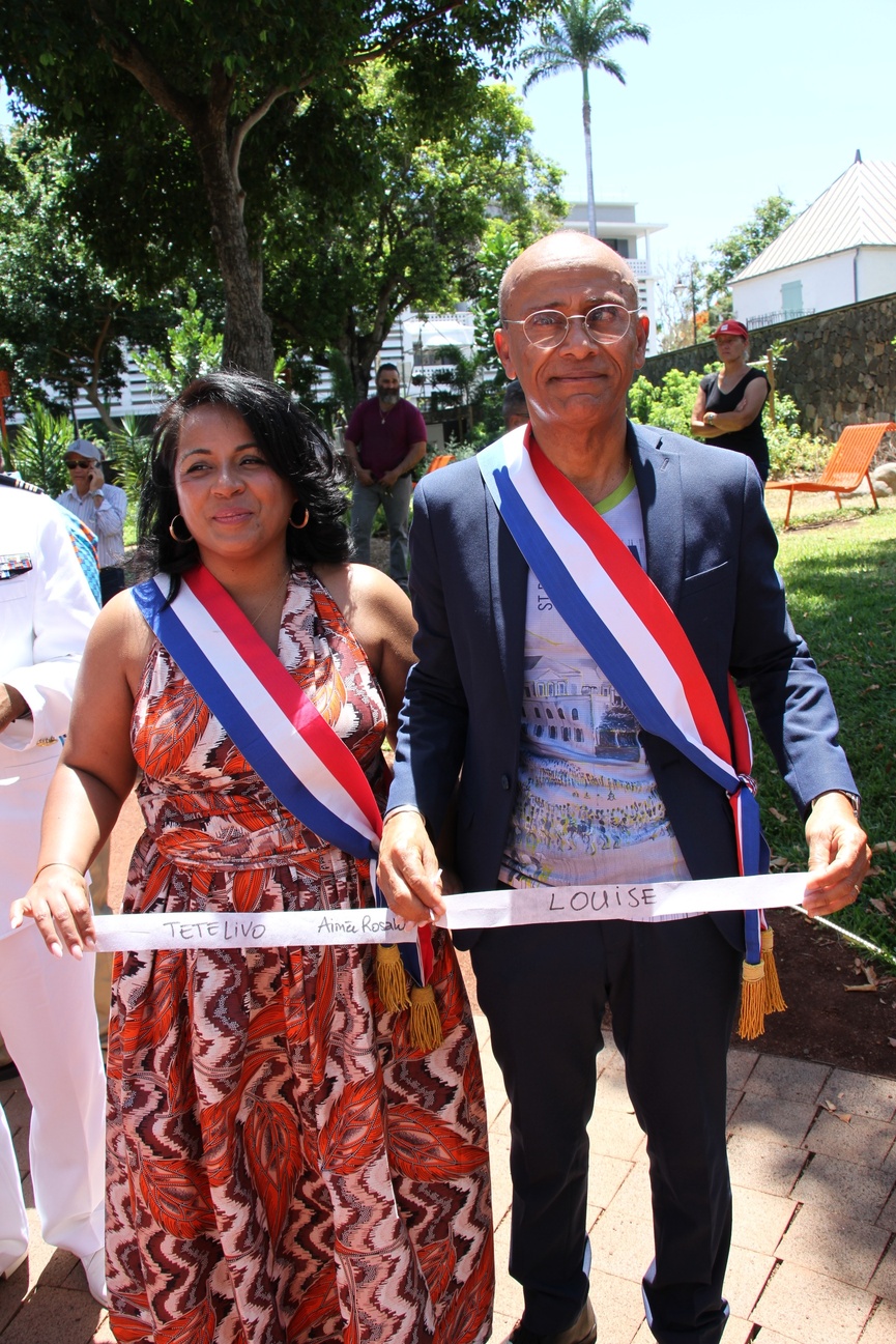 Audrey Belim, sénatrice, et Philippe Naillet, député, avec des noms d'esclaves libérés à l'époque Audrey Belim, sénatrice, et Philippe Naillet, député, avec des noms d'esclaves libérés à l'époque