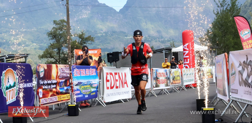 Fabrice Payet, le pouce en l'air, franchit la ligne d'arrivée en pôle position Fabrice Payet, le pouce en l'air, franchit la ligne d'arrivée en pôle position
