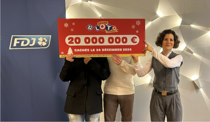 Le couple de gagnants et Isabelle Cesari, responsable accompagnement et expérience gagnants de FDJ Le couple de gagnants et Isabelle Cesari, responsable accompagnement et expérience gagnants de FDJ