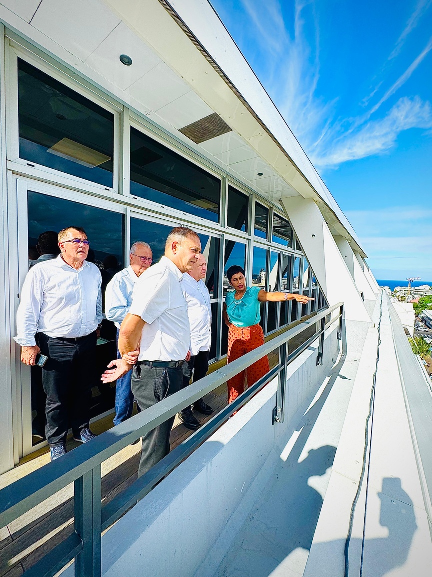 Du balcon du salon Barachois, situé au 5ème étage de la mairie, Thierry Marx a pu avoir une belle vue sur une partie de Saint-Denis et de la montagne Du balcon du salon Barachois, situé au 5ème étage de la mairie, Thierry Marx a pu avoir une belle vue sur une partie de Saint-Denis et de la montagne