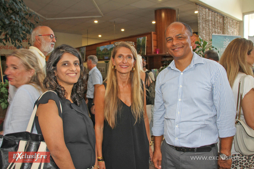 Nassima Omarjee et Karen Brun, d'Antenn Réunion, avec Emmanuel Séraphin, maire de Saint-Paul