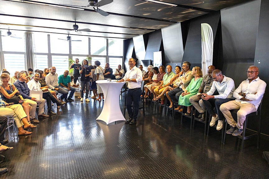 La maire et le élu.e.s face à la presse et aux invités présents La maire et le élu.e.s face à la presse et aux invités présents