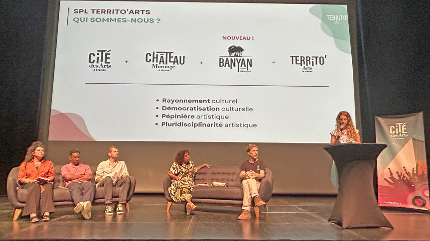 De gauche à droite: Cynthia Jung, Administratrice de production spectacle vivant, Anthony Virassamy, Administrateur de production musique, Nicolas de Ribou, Directeur artistique du Banyan-Centre d'art contemporain de la Cité des Arts, Monique Orphé, Présidente directrice générale , Raphaël Buhot, Directeur de production, et au micro Fabienne Hoarau, Directrice générale déléguée