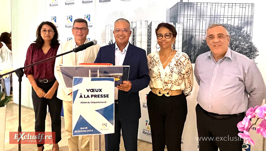 Cyrille Melchior entouré d'élu.e.s Cyrille Melchior entouré d'élu.e.s