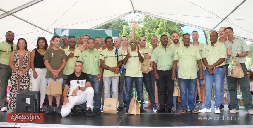 La photo de famille avec les médaillé.e.s du jour La photo de famille avec les médaillé.e.s du jour
