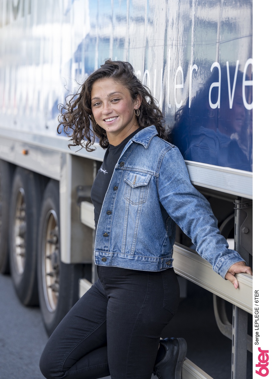 La ravissante Johanne, conductrice poids lours La ravissante Johanne, conductrice poids lours