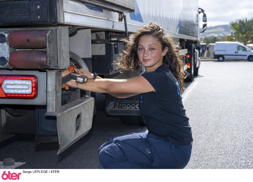 Elle fait un travail réservé en général aux hommes, elle prouve qu'une femme peut aussi le faire! Elle fait un travail réservé en général aux hommes, elle prouve qu'une femme peut aussi le faire!