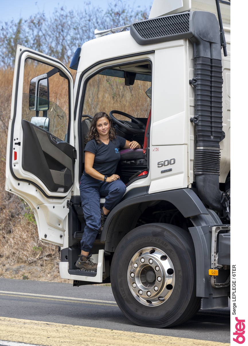 Un petit bout de femme pour un énorme camion... Un petit bout de femme pour un énorme camion...
