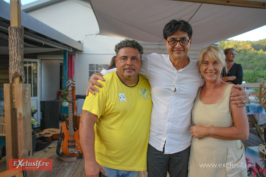 Olivier et Pascale avec Bachil Vally, maire de l'Entre-Deux