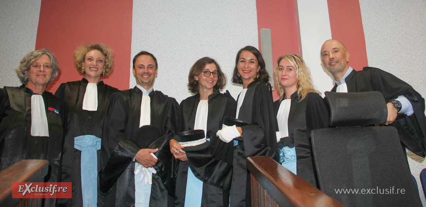 Une photo de famille à l'issue de l'audience
