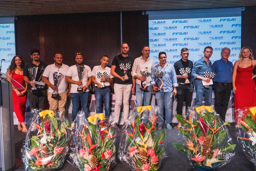 L'une des photos de famille de la soirée L'une des photos de famille de la soirée