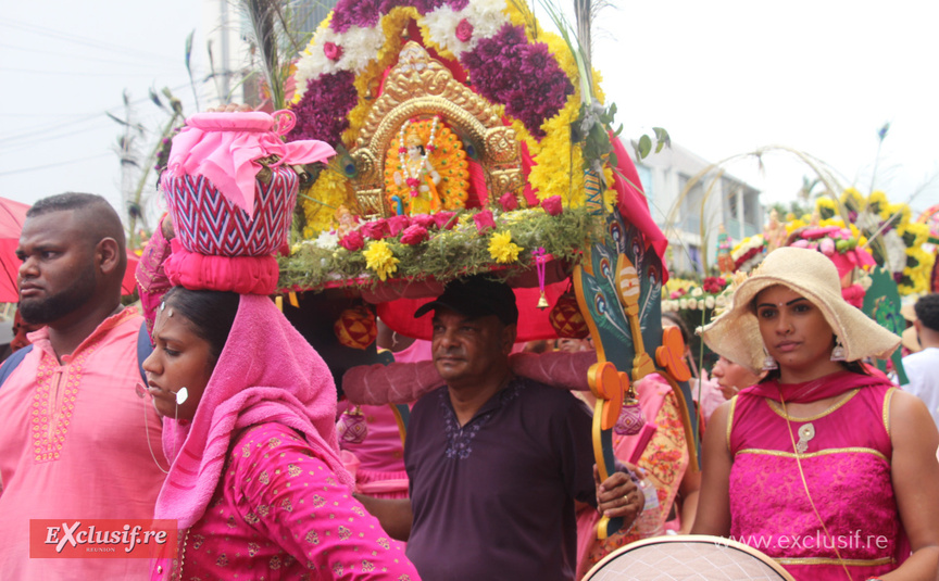 Un cavadee porté par un fidèle, et le sembou porté par la femme Un cavadee porté par un fidèle, et le sembou porté par la femme