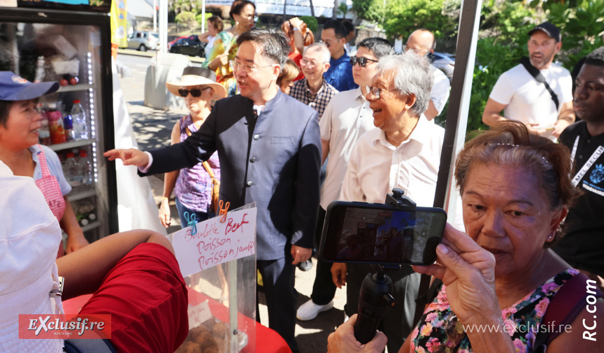 Visite des stands par les officiels Visite des stands par les officiels