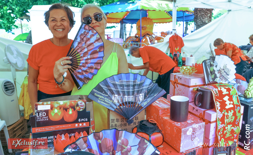 Jocelyne Wu-Tui-Yen et Georgette Ah-Sing au stand de Guandi où l'on pouvait également rencontrer Marguerite Cheung-To-Sang, Jac-Alain Sin-Li-Sou et tous leurs amis de ladite association Jocelyne Wu-Tui-Yen et Georgette Ah-Sing au stand de Guandi où l'on pouvait également rencontrer Marguerite Cheung-To-Sang, Jac-Alain Sin-Li-Sou et tous leurs amis de ladite association