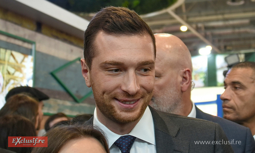 Jordan Bardella en visite au salon Jordan Bardella en visite au salon