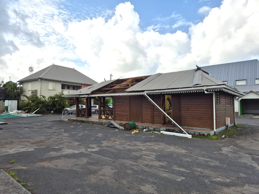 La toiture s'est envolée... La toiture s'est envolée...