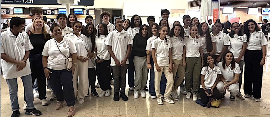 Avec leurs professeures Julie et Lucie Avec leurs professeures Julie et Lucie