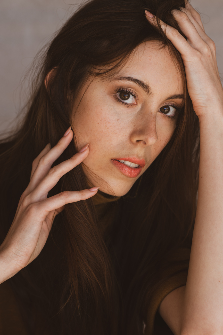 July Alquier, artiste-peintre et mannequin: un parcours atypique July Alquier, artiste-peintre et mannequin: un parcours atypique