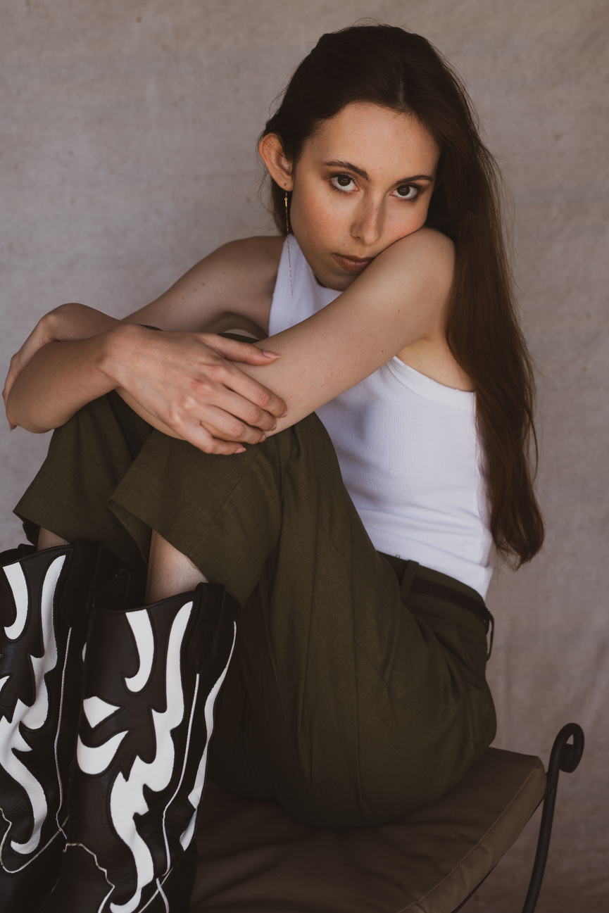 July Alquier, artiste-peintre et mannequin: un parcours atypique July Alquier, artiste-peintre et mannequin: un parcours atypique