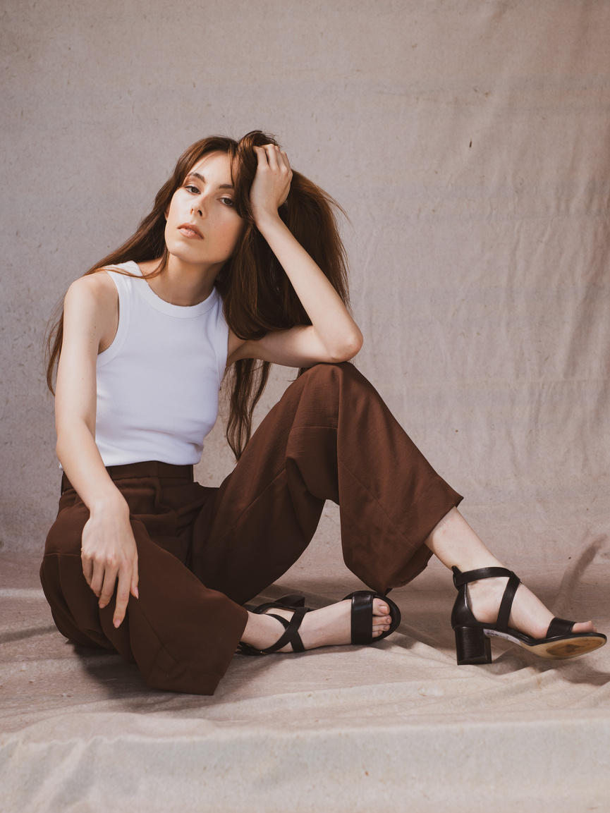 July Alquier, artiste-peintre et mannequin: un parcours atypique July Alquier, artiste-peintre et mannequin: un parcours atypique