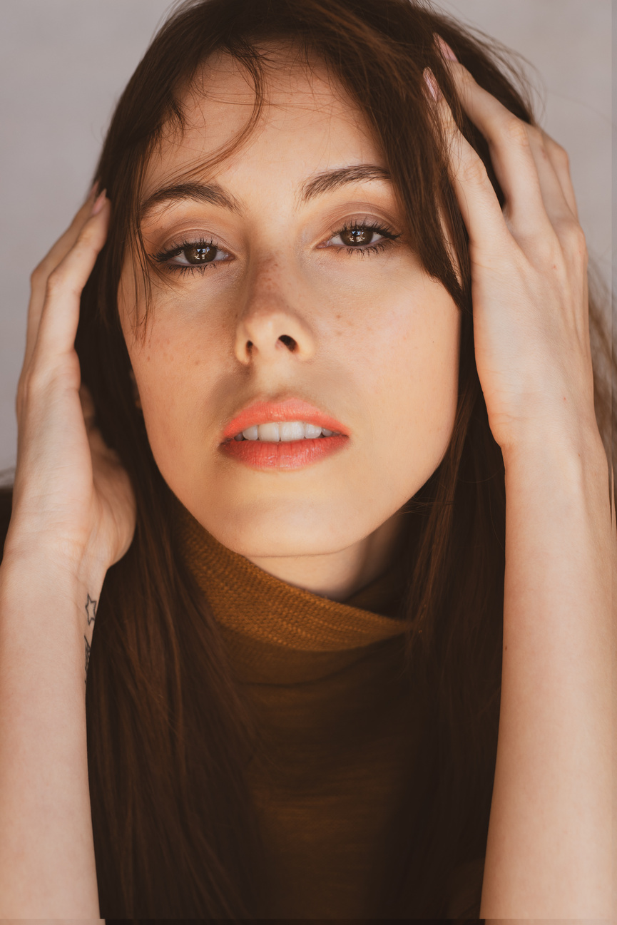 July Alquier, artiste-peintre et mannequin: un parcours atypique July Alquier, artiste-peintre et mannequin: un parcours atypique