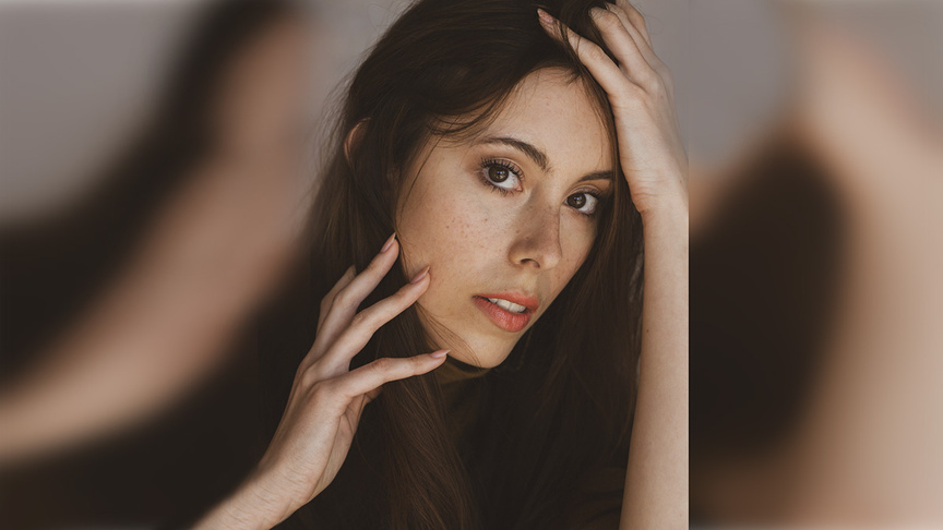 July Alquier, artiste-peintre et mannequin: un parcours atypique