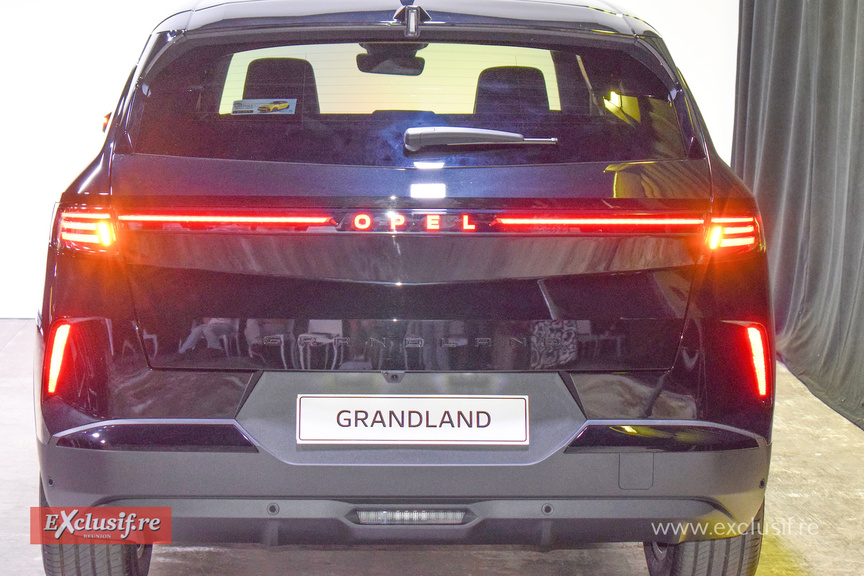 Vu de l'arrière impossible d se tromper, c'est un modèle Opel Vu de l'arrière impossible d se tromper, c'est un modèle Opel