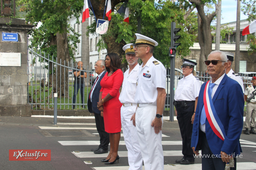 Face au Monument aux morts de Saint-Denis Face au Monument aux morts de Saint-Denis