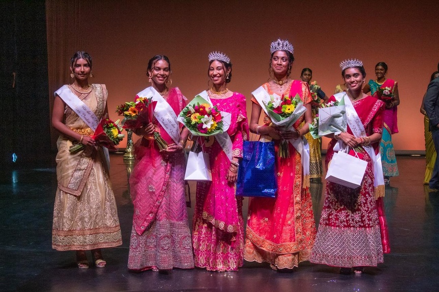 Indira Etwarysing et ses dauphines lors de la finale Miss India Réunion 2024 à Saint-Benoît Indira Etwarysing et ses dauphines lors de la finale Miss India Réunion 2024 à Saint-Benoît