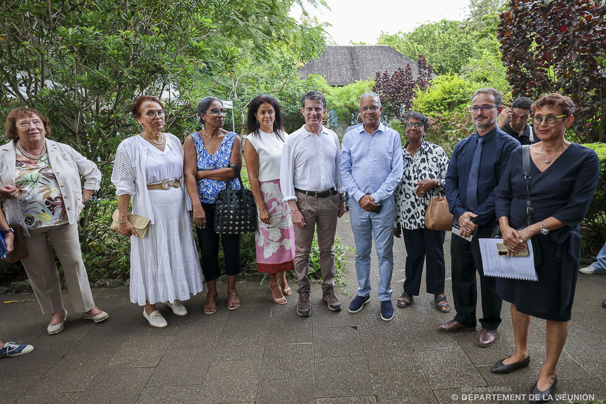 Avec les personnalités présentes Avec les personnalités présentes