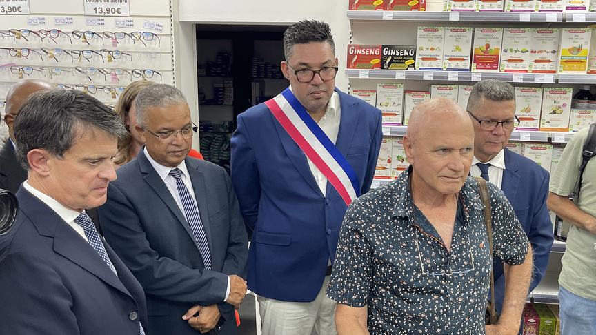 L'homme vacciné entouré des élus présents... Question: ces élus ont-ils été vaccinés?