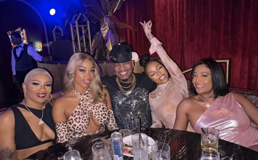 Ne-Yo et ses 4 femmes... (photo Instagram) Ne-Yo et ses 4 femmes... (photo Instagram)